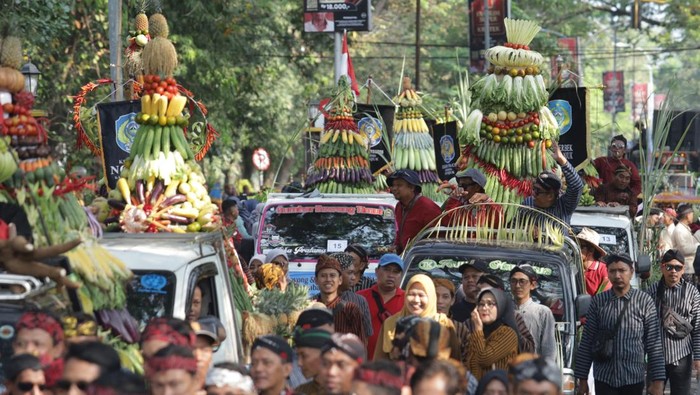 Sejumlah peserta mengarak gunungan berisi hasil bumi saat kirab peringatan Boyong Natapraja dan sedekah bumi di Kabupaten Nganjuk, Jawa Timur, Sabtu (6/6/2026). Peringatan Boyong Natapraja atau perpindahan pusat pemerintahan dari Berbek ke Nganjuk pada tahun 1880 tersebut guna mengingatkan masyarakat tentang sejarah Nganjuk sekaligus perwujudan rasa syukur atas hasil pertanian yang melimpah melalui tradisi sedekah bumi. ANTARA FOTO/Prasetia Fauzani/hma