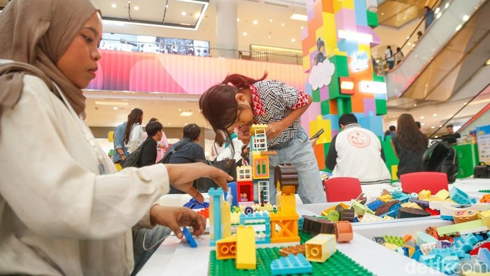 Warga bermain Lego di Mal Grand Indonesia, Jakarta. Menyambut momen libur sekolah pusat perbelanjaan mulai mengadakan aktivitas yang ramah anak, salah satunya bermain LEGO.
Warga bermain Lego di Mal Grand Indonesia, Jakarta. Menyambut momen libur sekolah pusat perbelanjaan mulai mengadakan aktivitas yang ramah anak, salah satunya bermain LEGO.