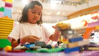 Salah satunya adalah area bermain berbasis kreativitas yang hadir Lego Playgroud di Mal Grand Indonesia, Jakarta. Anak-anak diajak menyusun balok, merakit berbagai bentuk, hingga menuangkan imajinasi mereka melalui beragam aktivitas interaktif. Arena semacam ini menjadi magnet bagi keluarga yang ingin menghabiskan waktu bersama selama masa liburan sekolah.