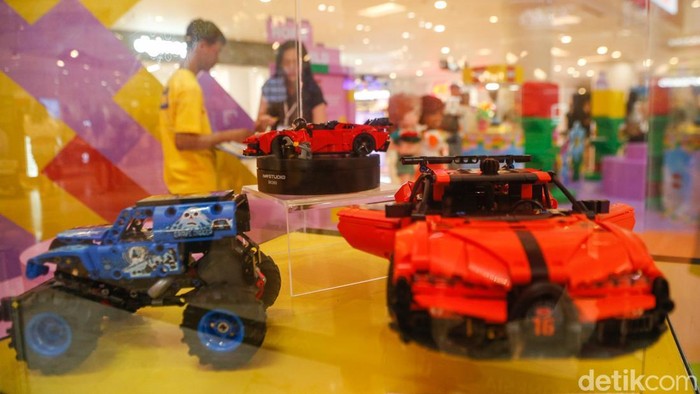 Warga bermain Lego di Mal Grand Indonesia, Jakarta. Menyambut momen libur sekolah pusat perbelanjaan mulai mengadakan aktivitas yang ramah anak, salah satunya bermain LEGO.
Warga bermain Lego di Mal Grand Indonesia, Jakarta. Menyambut momen libur sekolah pusat perbelanjaan mulai mengadakan aktivitas yang ramah anak, salah satunya bermain LEGO.
