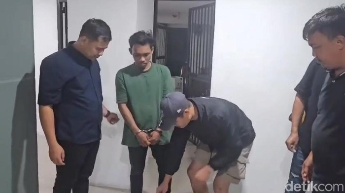 Tukang Nasgor Ditangkap Saat Jualan, Ternyata Buron Kasus Penganiayaan Anak