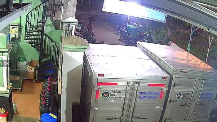 Maling motor milik karyawan SPPG di Kota Pasuruan terekam CCTV.