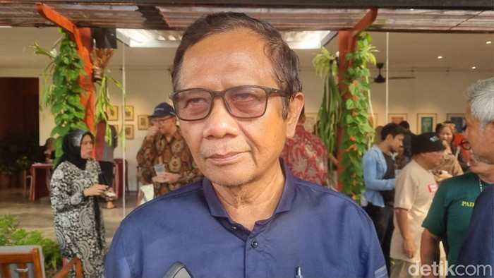 Mantan Menkopolhukam RI, Prof. Mahfud MD saat memberikan keterangan di Tirtonirmolo, Kasihan, Bantul, Sabtu (6/6/2026).