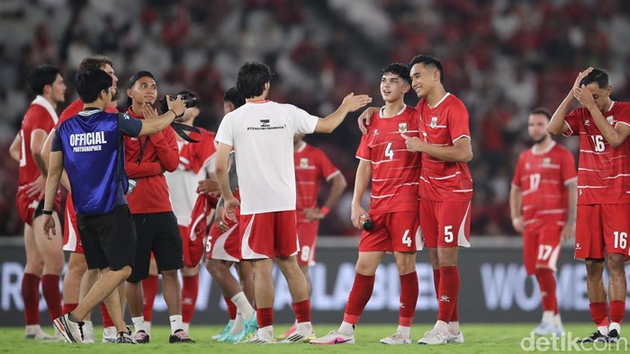 Pemain muda Mathew Baker mencatatkan namanya dalam sejarah sepak bola Indonesia setelah menjadi pemain termuda yang menjalani debut bersama Timnas Indonesia senior. Rekor tersebut tercipta saat Baker tampil di Stadion Utama Gelora Bung Karno (SUGBK), Jakarta, Jumat (5/6/2026).

Pemain yang lahir pada 13 Mei 2009 itu masuk pada pertengahan babak kedua menggantikan Ragnar Oratmangoen. Saat menjalani debutnya bersama skuad Garuda, Baker berusia 17 tahun 29 hari.