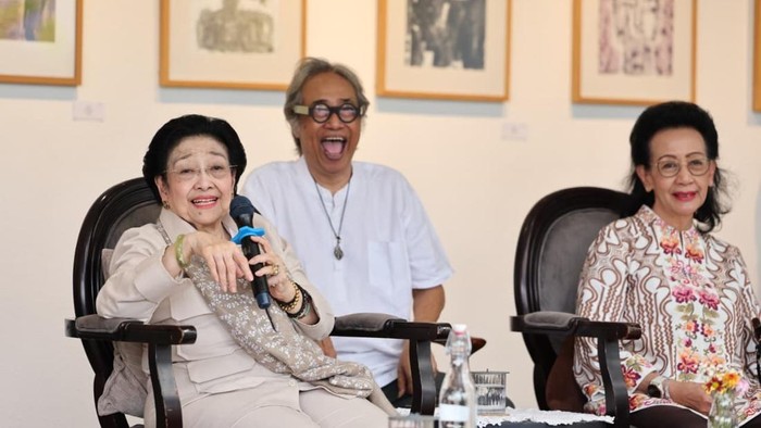 Megawati Soekarnoputri, GKR Hemas, dan Butet Kartaredjasa di pembukaan pameran Mata Hati Soekarno di Le Gareca Space, Bantul, Sabtu (6/6).