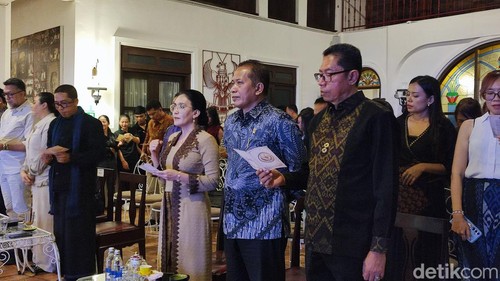 Menkop Ferry Juliantono meresmikan Koperasi Nasional Laskar Juang Indonesia yang dipimpin Rieke Diah Pitaloka, didampingi Kadiskop UKM Bali Try Arya di Denpasar, Jumat (5/6/2026). (Foto: Firizqi Irwan/detikBali)