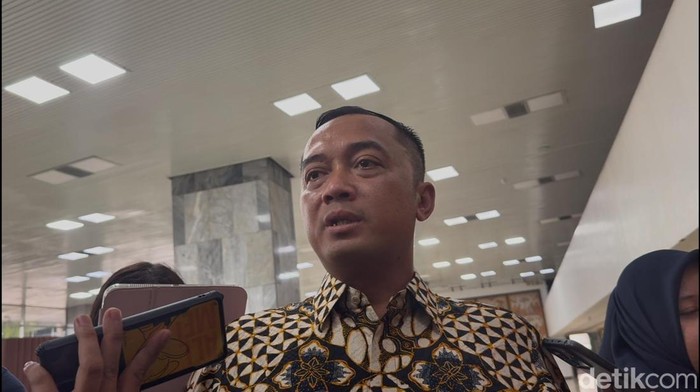 Mensesneg Prasetyo Hadi di Kompleks Parlemen, Senayan, Jakarta, Sabtu (6/6/2026).