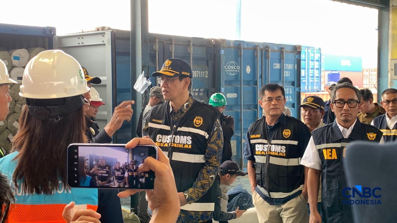 Menteri Keuangan (Menkeu) Purbaya Yudhi Sadewa  meninjau Pelabuhan Tanjung Priok pada Sabtu (6/6/2026). (CNBC Indonesia/Fergi Nadira)