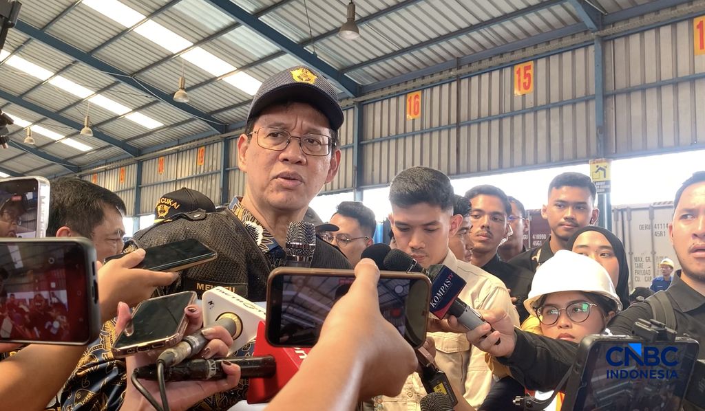 Menteri Keuangan Purbaya Yudhi Sadewa saat memberi keterangan pers saat kunjungannya di Pelabuhan Tj Priok, Sabtu, 6/6. (CNBC Indonesia/Fergi Nadira)