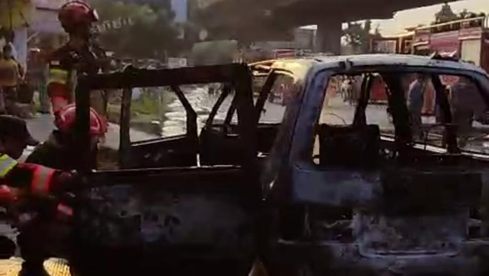 Mobil terbakar di Jalan Sholeh Iskandar, Kecamatan Tanah Sareal, Kota Bogor, Jawa Barat pada Sabtu (6/6/2026) sore.