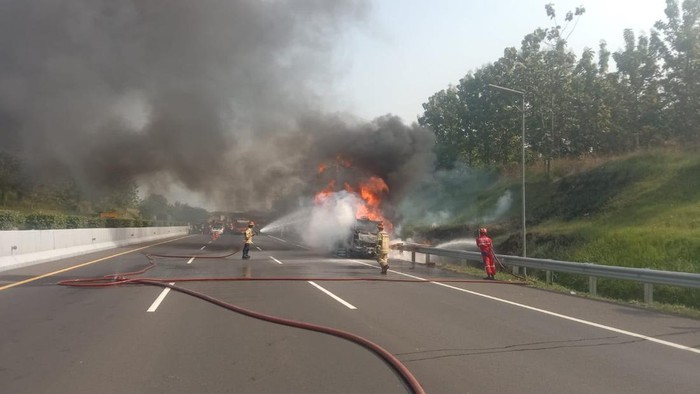 Mobil terbakar di Tol Cipali
