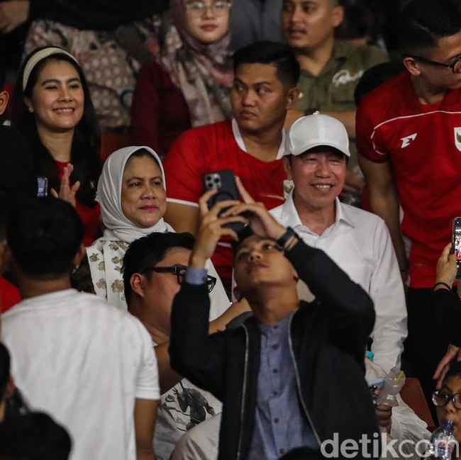 Momen Jokowi Larut dalam Euforia Kemenangan Timnas Indonesia