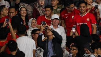 Momen Jokowi Larut dalam Euforia Kemenangan Timnas Indonesia