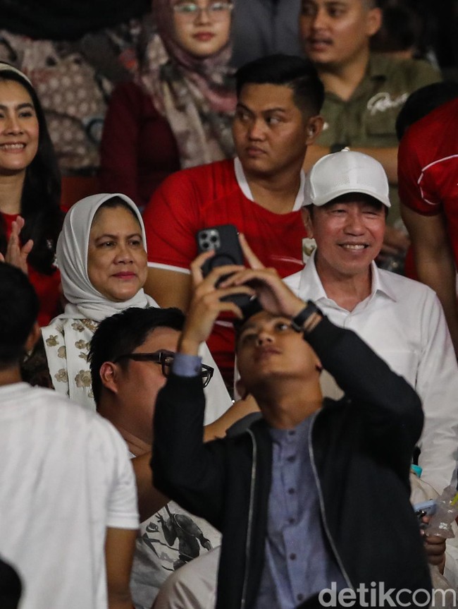 Momen Jokowi Larut dalam Euforia Kemenangan Timnas Indonesia