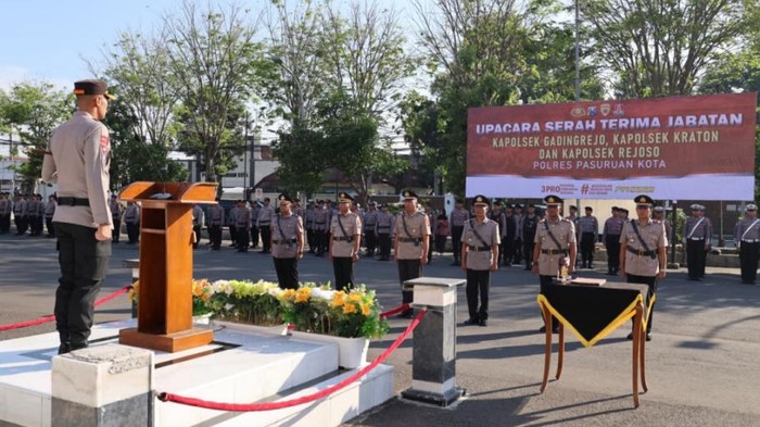 Kapolres Pasuruan Kota AKBP Titus Yudho Uly memimpin serah terima jabatan tiga kapolsek di Lapangan Wicaksana Laghawa Polres Pasuruan Kota, Sabtu (6/6/2026). Pergantian pimpinan dilakukan di Polsek Gadingrejo, Polsek Kraton, dan Polsek Rejoso sebagai bagian dari penyegaran organisasi dan pengembangan karier personel Polri.