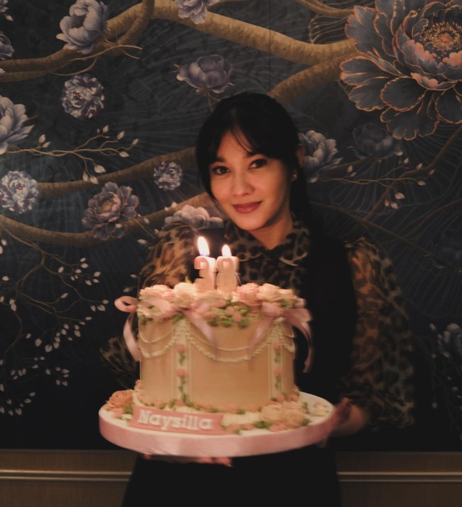Putri Lydia Kandou dan Jamal Mirdad, Naysilla Mirdad baru saja bertambah usia. Di usianya yang ke-38, Naysilla justru terlihat makin cantik dan awet muda. Foto: Instagram/@naymirdad