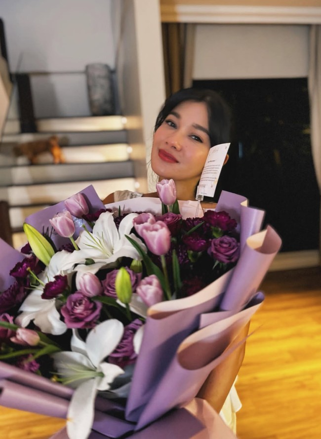 Pose membawa buket bunga berukuran cukup besar, Naysilla tampil simpel dengan rambut hitam yang diikat ponytail. Riasan wajahnya juga terlihat natural dan minimalis. Foto: Instagram/@naymirdad
