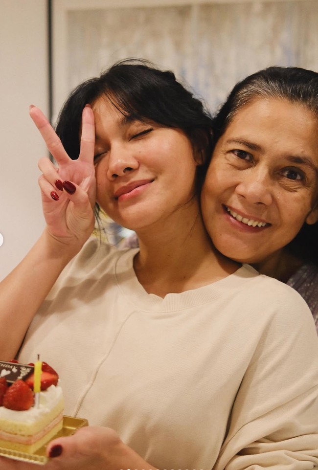 Sudah memasuki usia 38, wajah Naysilla tanpa pulasan makeup terlihat glowing dan jauh dari kerutan serta flek. Foto: Instagram/@naymirdad