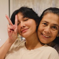 Sudah memasuki usia 38, wajah Naysilla tanpa pulasan makeup terlihat glowing dan jauh dari kerutan serta flek. Foto: Instagram/@naymirdad
