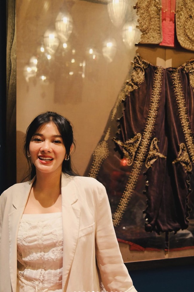 Untuk mempertahankan kecantikannya, Naysilla sendiri diketahui sempat melakukan oplas di Korea. Hasilnya, wajahnya kini lebih fresh dan awet muda. Foto: Instagram/@naymirdad