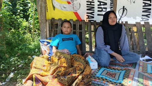 Nurul Hidayah saat mendampingi Sahid Al Hudri (13), salah satu korban yang diduga dibakar oleh rekannya.
