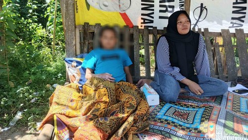 Nurul Hidayah saat mendampingi Sahid Al Hudri (13), salah satu korban yang diduga dibakar oleh rekannya. (Foto: Edi Suryansyah/detikBali)