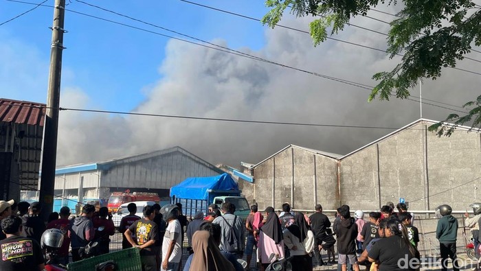 Pabrik pengolahann ikan di jalan Juwana- Pati terbakar, Sabtu (6/6/2026).
