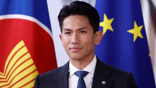 prince Abdul Mateen of Brunei (C) poses as he arrives at the EU-ASEAN (Association of Southeast Asian Nations) summit at the European Council headquarters in Brussels on December 14, 2022. EU leaders meet their counterparts from Southeast Asia for a summit in Brussels on Wednesday, looking to bolster ties in the face of the war in Ukraine and challenges from China. (Photo by Kenzo TRIBOUILLARD / AFP)