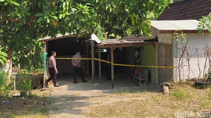 Polisi saat melakukan olah TKP temuan bocah SD tewas di Dukuh Bromoasri, Desa Dawung, Kecamatan Jenar, Kabupaten Sragen, Sabtu (6/6/2026).
