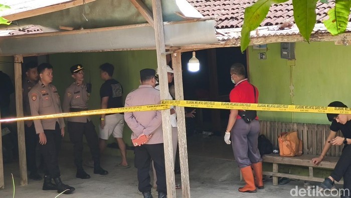 Polisi saat melakukan olah TKP temuan bocah SD tewas di Dukuh Bromoasri, Desa Dawung, Kecamatan Jenar, Kabupaten Sragen, Sabtu (6/6/2026).