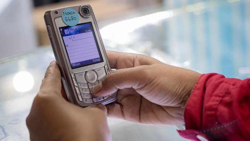 Penjual menggunakan telepon seluler lawas (ponsel fitur) di salah satu gerai di ITC Roxy Mas, Jakarta, Sabtu (6/6/2026). Pemerintah menargetkan penghentian layanan jaringan 2G secara bertahap pada 2026 sebagai bagian dari transformasi infrastruktur telekomunikasi nasional menuju layanan digital yang lebih modern. ANTARA FOTO/Rakha Raditya Yahya/hma