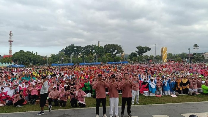 Ribuan lansia memperingati Hari Lanjut Usia Nasional (HLUN) 2026 di Alun-Alun Jember