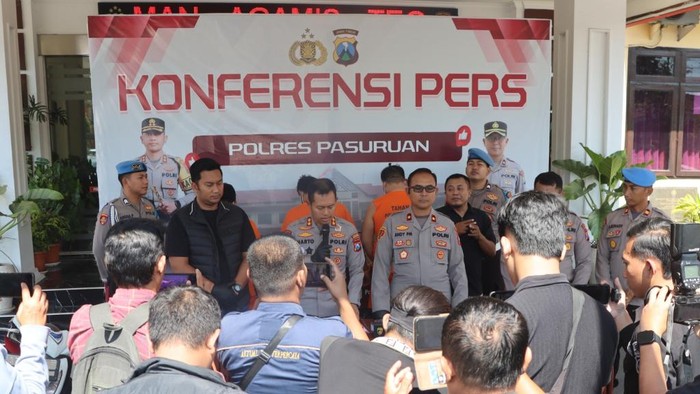 Polres Pasuruan merilis penangkapan MC (31), DPO kasus penjambretan maut di Jalan Raya Pandaan-Beji, Kabupaten Pasuruan. Tersangka ditangkap di rumahnya setelah beberapa bulan menjadi buronan dalam kasus yang menewaskan Sri Sulastri (52), warga Sidoarjo.