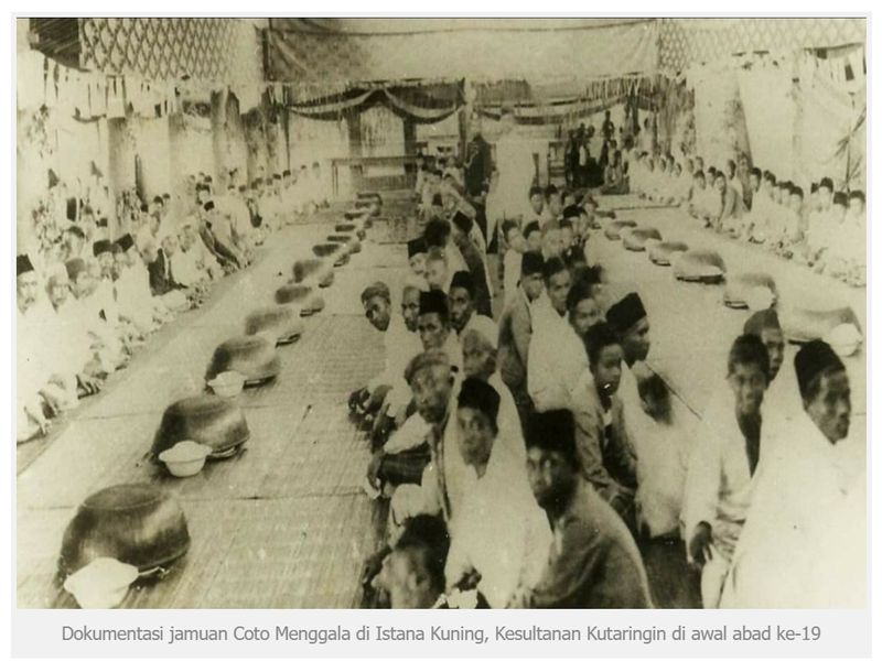 Penyajian Coto Menggala sebagai hidangan utama acara kerajaan di Istana Kuning pada awal abad ke-19 silam. (Laman Dispar Kotawaringin Barat)