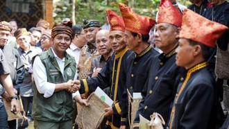 Menhut Serahkan SK Hutan Adat Seluas 1.175 Ha: Akhiri Konflik Puluhan Tahun