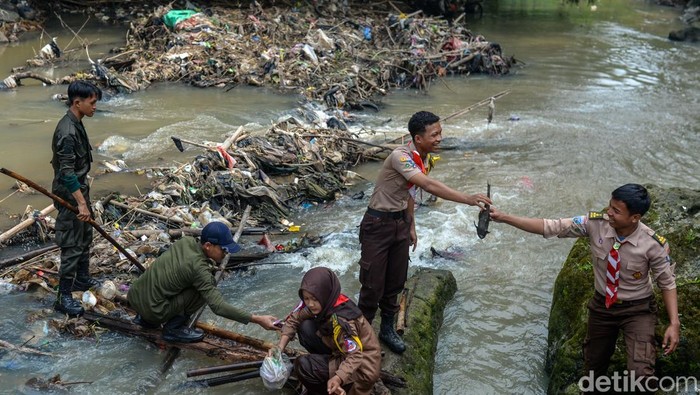 Petugas memungut sampah yang tertumpuk di aliran Sungai Cibanten, Kota Serang, Banten, Sabtu (6/6/2026). Komunitas peduli lingkungan, pelajar dan Organisasi Perangkat Daerah (OPD) Provinsi Banten membersihkan aliran sungai dari tumpukan sampah sebagai bentuk kepedulian untuk menjaga kelestarian alam sekaligus memperingati Hari Lingkungan Hidup Sedunia 2026. ANTARA FOTO/Muhammad Bagus Khoirunas/agr