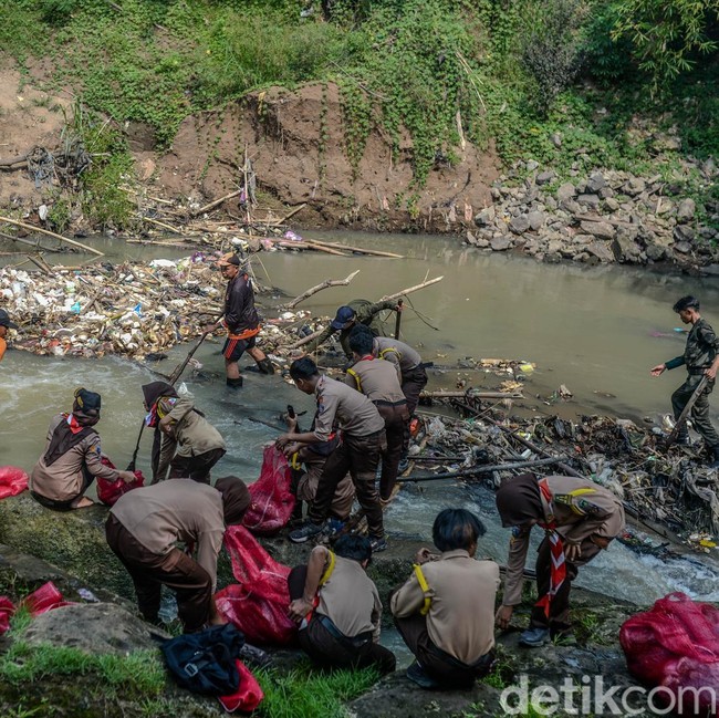 Peringati Hari Lingkungan Hidup, Pelajar dan Petugas Bersihkan Sungai Cibanten