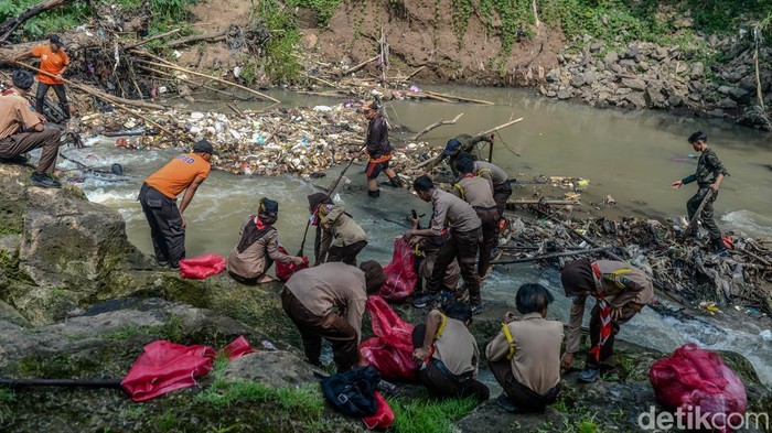 Petugas memungut sampah yang tertumpuk di aliran Sungai Cibanten, Kota Serang, Banten, Sabtu (6/6/2026). Komunitas peduli lingkungan, pelajar dan Organisasi Perangkat Daerah (OPD) Provinsi Banten membersihkan aliran sungai dari tumpukan sampah sebagai bentuk kepedulian untuk menjaga kelestarian alam sekaligus memperingati Hari Lingkungan Hidup Sedunia 2026. ANTARA FOTO/Muhammad Bagus Khoirunas/agr