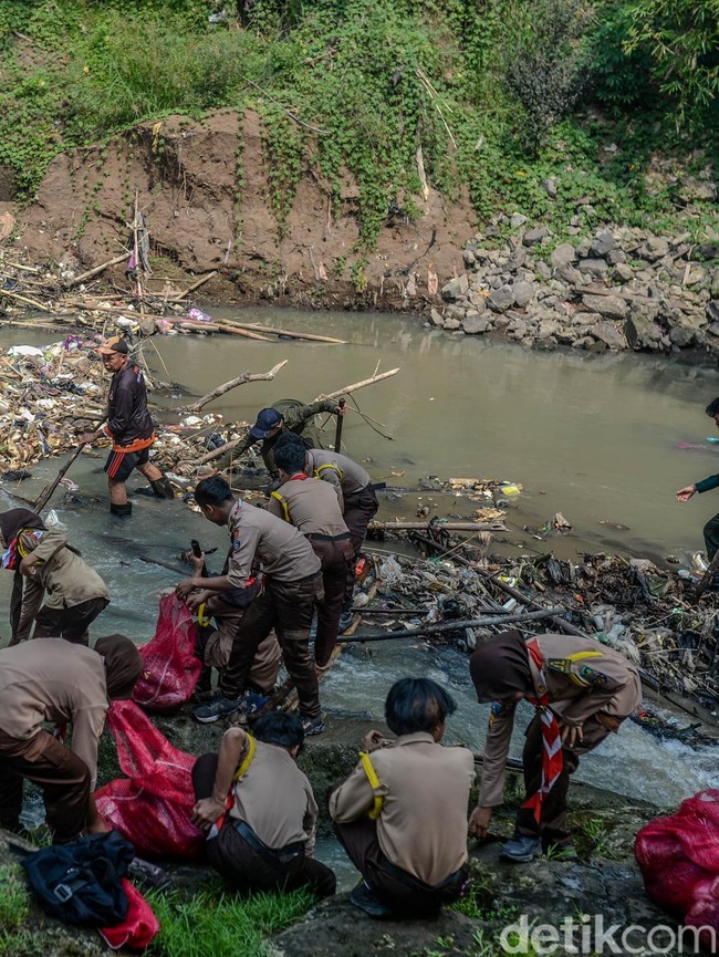 Peringati Hari Lingkungan Hidup, Pelajar dan Petugas Bersihkan Sungai Cibanten
