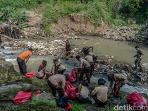 Peringati Hari Lingkungan Hidup, Pelajar dan Petugas Bersihkan Sungai Cibanten