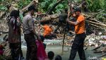 Peringati Hari Lingkungan Hidup, Pelajar dan Petugas Bersihkan Sungai Cibanten