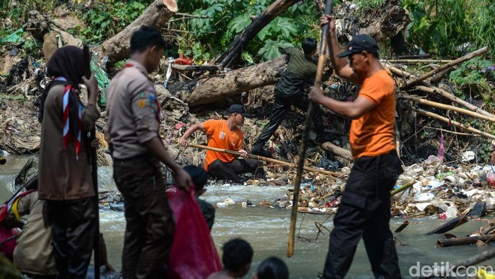 Petugas memungut sampah yang tertumpuk di aliran Sungai Cibanten, Kota Serang, Banten, Sabtu (6/6/2026). Komunitas peduli lingkungan, pelajar dan Organisasi Perangkat Daerah (OPD) Provinsi Banten membersihkan aliran sungai dari tumpukan sampah sebagai bentuk kepedulian untuk menjaga kelestarian alam sekaligus memperingati Hari Lingkungan Hidup Sedunia 2026. ANTARA FOTO/Muhammad Bagus Khoirunas/agr