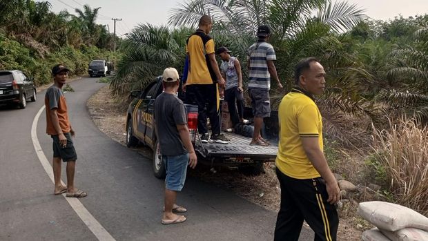 Personel Polsek Jayaloka berbareng penduduk memperbaiki jembatan rusak di Desa Purwodadi, Jayaloka, Musi Rawas, Sumatera Selatan (Sumsel).
