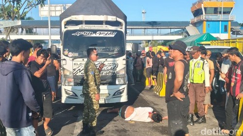 Petugas mengevakuasi salah satu korban perkelahian antar sopir di Pelabuhan Gilimanuk, Jembrana, Bali, Sabtu (6/6/2026).