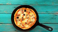 Resep Pizza Teflon Rumahan yang Nikmat Pakai Topping Sosis dan Jamur