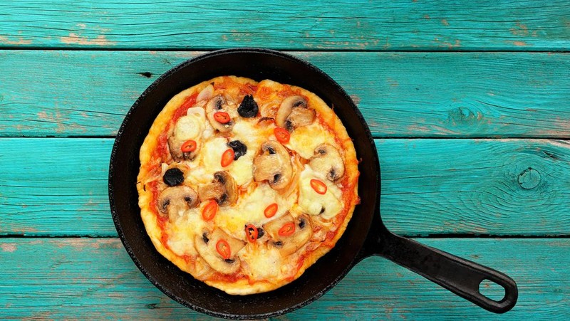 Resep Pizza Teflon Rumahan yang Nikmat Pakai Topping Sosis dan Jamur