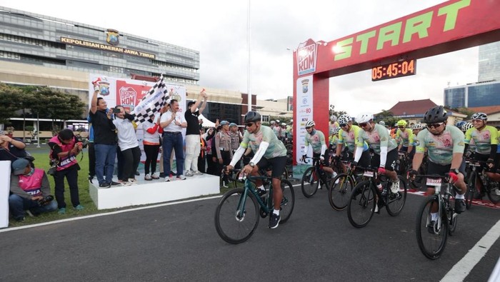 Polda Jatim menggelar Bromo KOM XII diberangkatkan dari Polda Jatim finis di Bromo. Event ini menyambut HUT ke-80 Bhayangkara.