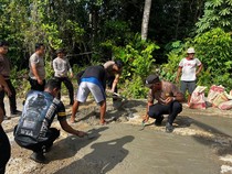 Tekan Angka Kecelakaan, Polisi di Bangka Barat Perbaiki Jalan Berlubang