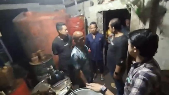 Polisi gerebek gudang penimbunan BBM bersubsidi.