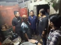 Video: Detik-detik Penggerebekan Penimbun BBM di Bangka Barat, 1,3 Ton Solar Disita